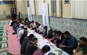 در طول ماه مبارک رمضان سفره‌های افطار همگانی برای روزه‌داران در مسجد جامع انداخته می‌شود و هیئت محبان پذیرای همه عزیزان هست.