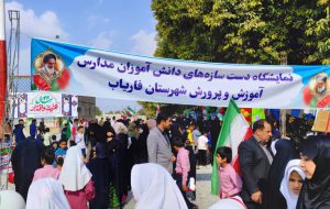 نمایشگاه دست سازه های  دانش آموزان در حاشیه راهپیمایی ۲۲ بهمن